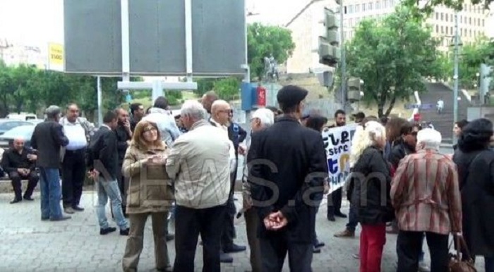 Protest in Yerevan: Crowd calls for aiding killed soldiers" family - PHOTOS, VIDEO